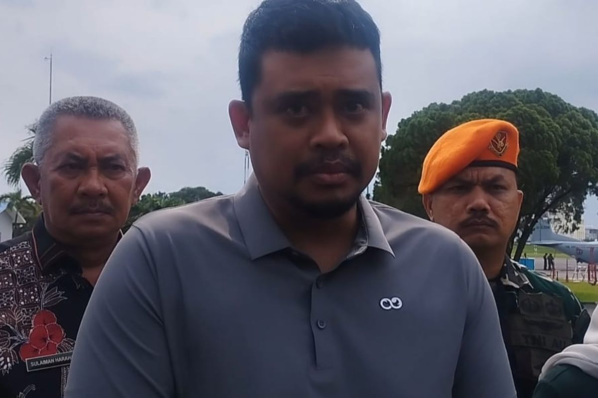 Gubernur Sumatera Utara, Bobby Nasution, memberikan keterangan di Lanud Soewondo usai mengunjungi daerah yang kena banjir dan longsor Kabupaten Tapanuli Tengah dan Kota Sibolga, Kamis (4/12/2025).