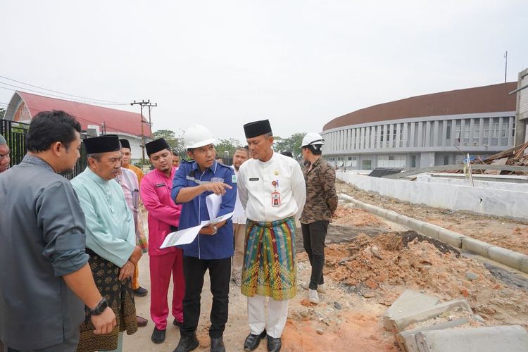 Gubernur Riau (Gubri) Syamsuar saat melakukan peninjauan progres pembangunan Gedung Quran Center dan RCH, Jumat (27/10/2023).