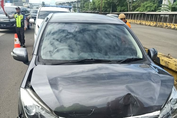 Kecelakaan melibatkan satu truk dan lima mobil di Jalan Tol Jagorawi KM 14.200 arah utara, wilayah Cibubur, Ciracas, Jakarta Timur, Senin (4/4/2022), sekitar pukul 07.30 WIB.