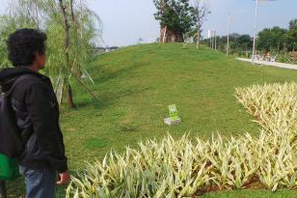 Pengunjung Taman Waduk Ria Rio di Pulomas, Pulogadung, Jakarta Timur. Senin (16/6/2014).