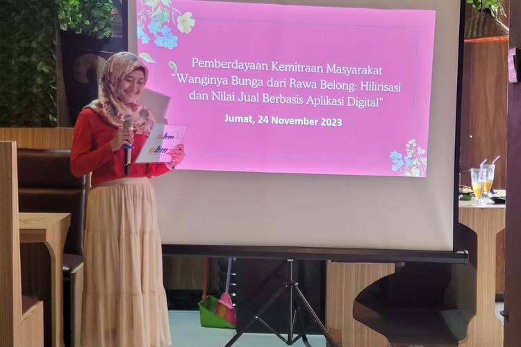 UBM menggelar program pengayaan meningkatkan nilai jual produk bunga hias dengan penerapan platform pemasaran digital bagi penjual bunga Rawa Belong, Jakarta Barat (24/11/2023).