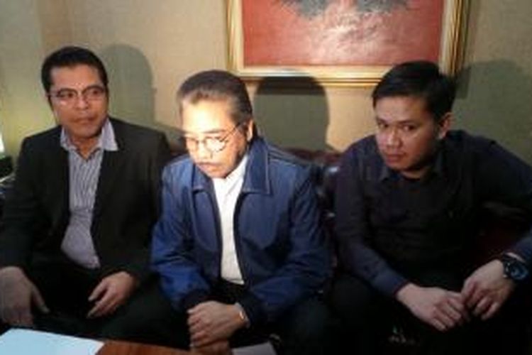 Pengacara Hotma Sitompul (tengah) menjelaskan soal penangkapan salah satu pegawai kantor hukmnya oleh KPK dalam jumpa pers di kantornya di Jakarta Selatan, Kamis (25/7/2013) malam.