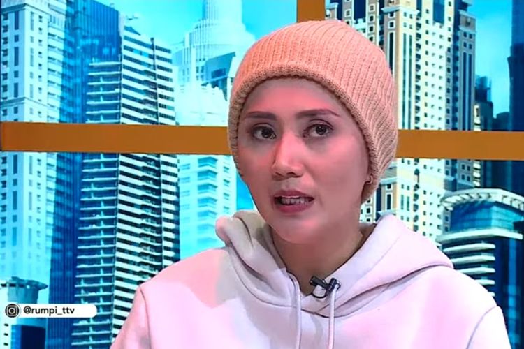 Disjoki Aida Saskia mengungkapkan dia sedang menjalani pengobatan untuk kanker payudara stadium 3 di program Rumpi No Secret.