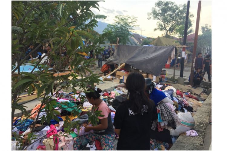 Pengungsi antusias pilih baju layak pakai di Balaroa, Palu Barat, Minggu (7/10/2018).