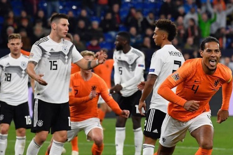 Virgil Van Dijk merayakan golnya pada laga Jerman vs Belanda di Gelsenkirchen dalam lanjutan UEFA Nations League, 19 November 2018. 