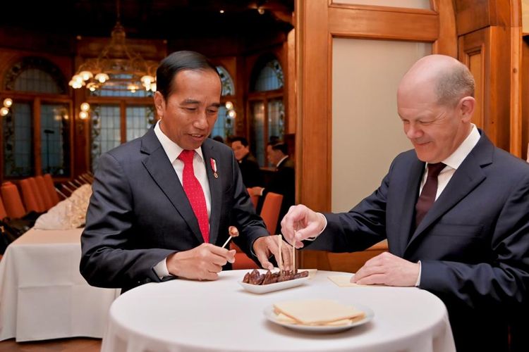 Presiden Joko Widodo dan Kanselir Jerman Olaf Scholz hendak menyantap buah kurma selepas pertemuan bilateral di Hannover, Jerman, Minggu (16/4/2023).