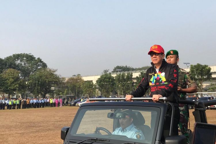 Menteri Hukum dan HAM Yasonna Laoly saat meninjau pasukan di apel siaga gelar pasukan dalam rangka menyambut duta Asian Games 2018, di Bandara Soekarno-Hatta, Tangerang, Kamis (2/8/2018).