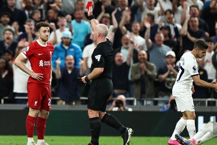 Wasit Simon Hooper memberikan kartu merah kepada penyerang Liverpool, Diogo Jota, pada laga Liga Inggris Tottenham vs Liverpool, Sabtu (30/9/2023).