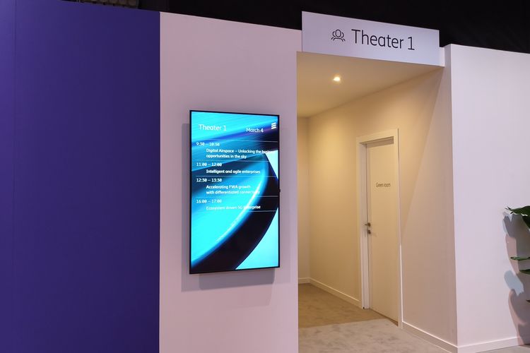 Tampilan ruangan Theater di booth Ericsson di MWC 2025.