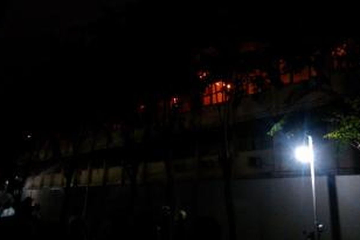 Kebakaran melanda SMPN 65 Jalan Metro Sunter Raya Papanggo, Tanjung Priok, Jakarta Utara, Selasa (14/4/2015) malam.