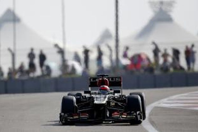 Pebalap Lotus asal Finlandia, Kimi Raikkonen memacu mobilnya di Sirkuit Yas Marina pada sesi latihan bebas tiga GP Abu Dhabi, Sabtu (2/11/2013).