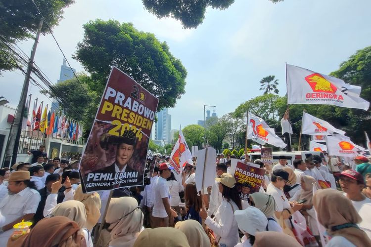 Suasana massa kader Partai Gerindra memenuhi salah satu gerbang Gedung KPU, Jakarta, Sabtu (13/5/2023).