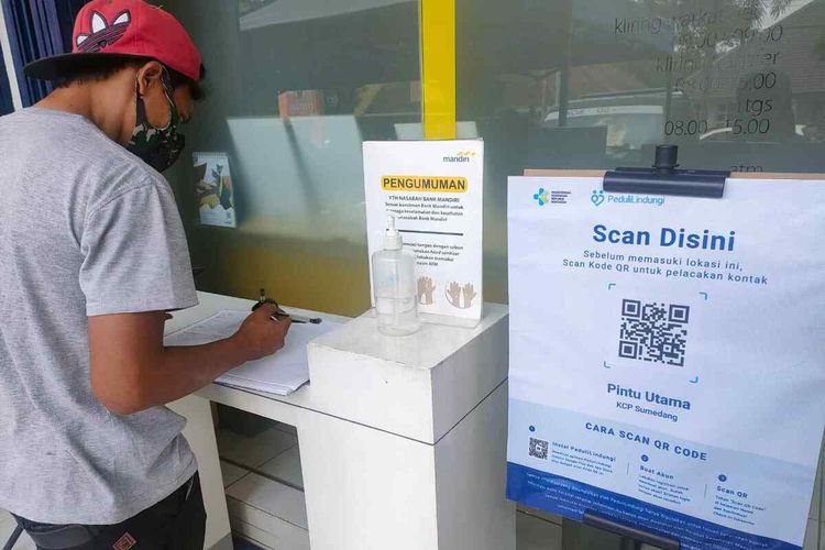 Warga Sumedang kesulitan mengakses aplikasi PeduliLindungi di salah satu bank di wilayah Sumedang kota, Jumat (8/10/2021). 