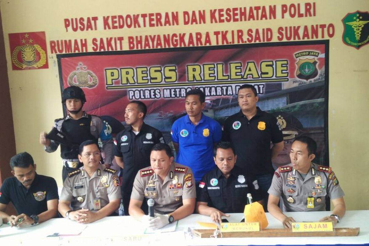 Polisi saat merilis kasus bandar narkoba yang ditembak mati di RS Polri Kramatjati, Jakarta Timur, Minggu (7/1/2018).