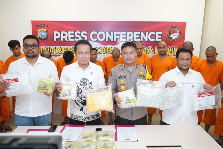 Petugas kepolisian memamerkan barang bukti narkotika yang disita dari 13 orang pengedar, saat konferensi pers di Mapolda Riau di Pekanbaru, Senin (4/3/2024).