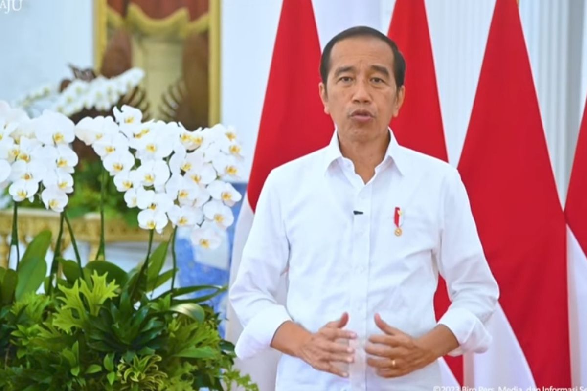 Presiden Joko Widodo saat memberikan keterangan pers soal larangan buka puasa bersama untuk kalangan pejabat negara secara daring pada Senin (27/3/2023)..