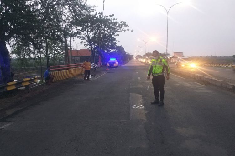 Petugas kepolisian melakukan olah TKP insiden kecelakaan di Jalan Raya Desa Setrohadi, Kecamatan Duduksampeyan, Gresik, Jawa Timur, Jumat (8/12/2023).