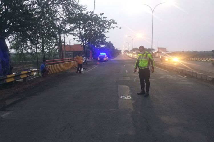 Tabrakan Beruntun Di Gresik Tewaskan Seorang Wanita Pengendara Motor