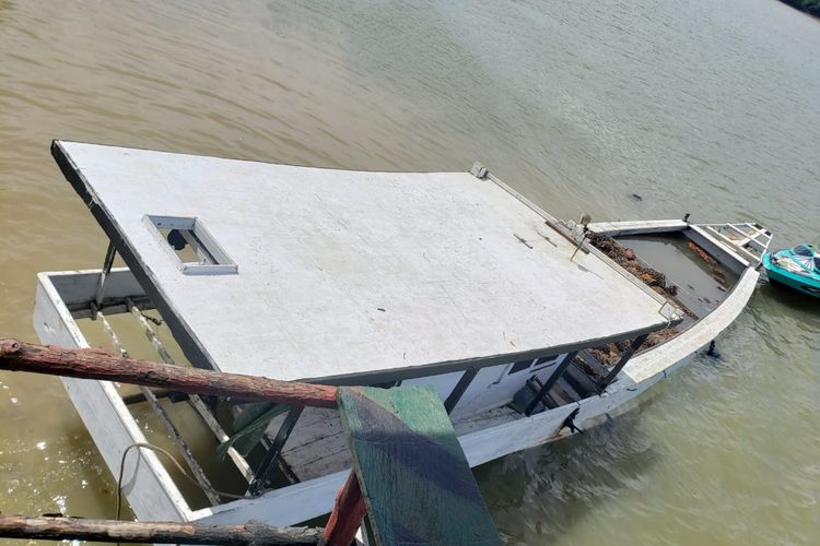 Kapal pengangkut kelapa sawit KM Al Sakhi karam di perairan Sei Ular Nunukan Kaltara. Kebocoran bagian buritan mengakibatkan kapal karam dan muatan sawit hanyut terbawa arus sungai