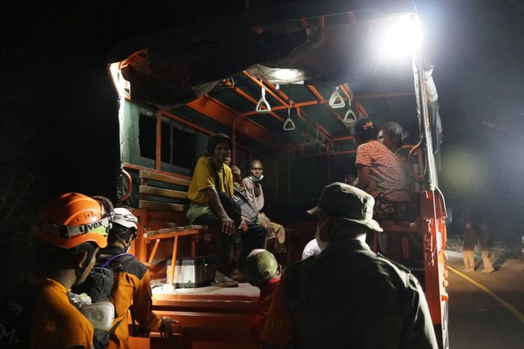 Tim SAR gabungan mengevakuasi 13 warga Desa Dulipali, Kecamatan Ilebura pada Rabu (10/1/2024) dini hari