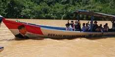 Gubernur Jabar Sediakan Perahu Kemanusiaan, Akses Siswa SDN Ciloma untuk Bersekolah Lebih Mudah 