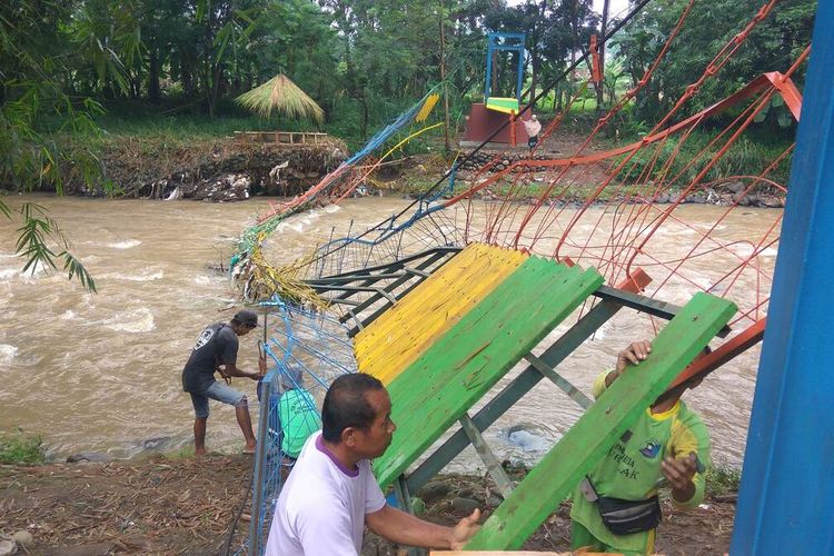 Sejumlah pekerja sedang membongkar papan dan besi jembatan gantung yang ambruk di Desa Sukamaju Kecamatan Baregbeg Kabupaten Ciamis, Sabtu (26/3/2022).