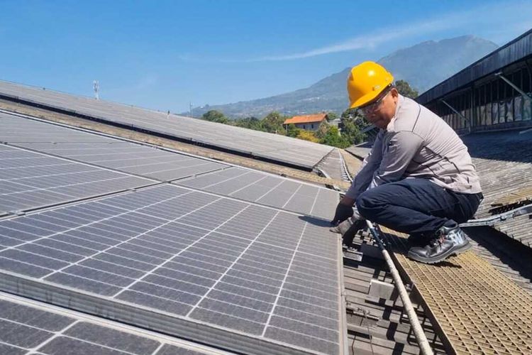 Pegawai pabrik Sido Muncul mengecek panel surya yang dipasang di atap pabrik, Minggu (13/8/2023).