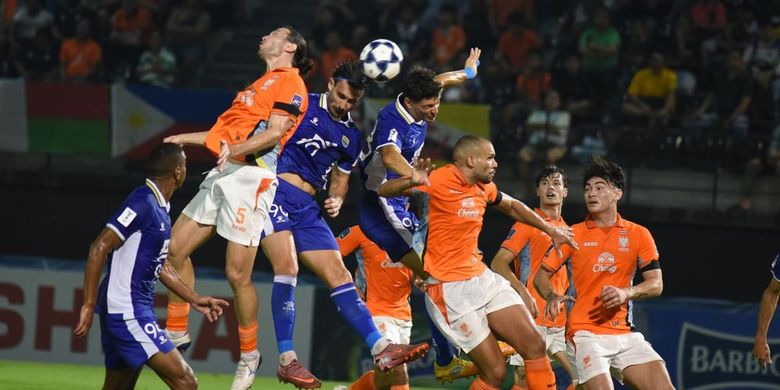 Duel udara antara pemain Persib Bandung (biru) Andrew Jung dan Federico Barba melawan pemain Ratchaburi FC Daniel Ting dan Sidcley pada laga leg pertama 16 besar AFC Champions League Two (ACL 2) 2025-2026, Rabu (11/2/2026) di Stadion Ratchaburi. 