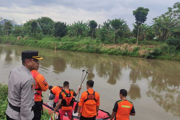Diduga ada masalah keluarga, seorang pengemudi online asal Kota Bandung nekad melompat dari jembatan di Kopo Sayati ke sungai Citarum. Hingga kini tim penyelamat masih belum bisa menemukan jasadnya.
