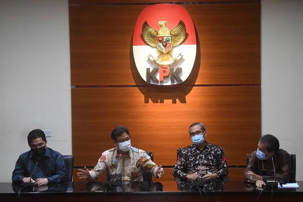 Menteri Kesehatan Budi Gunadi Sadikin (tengah) bersama Menteri BUMN Erick Thohir (kiri) dan Wakil Ketua KPK Alexander Marwata (kedua kanan) dan Deputi Pencegahan KPK Pahala Nainggolan (kanan) memberikan keterangan pers usai pertemuan tertutup di gedung KPK, Jakarta, Jumat (8/1/2021). Pertemuan tersebut membahas proses pengadaan dan pendistribusian vaksin COVID-19. ANTARA FOTO/Akbar Nugroho Gumay/wsj.