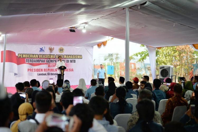 Presiden Republik Indonesia Joko Widodo mengunjungi para mahasiswa terdampak bencana Lombok (18/10/2018) di Bandara Zaenuddin Abdul Majid Lombok, NTB. 