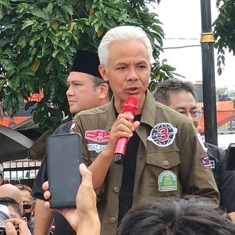 Capres nomor urut 3 Ganjar Pranowo saat berorasi usai blusukan di Pasar 16 Ilir, Kota Palembang, Sumatera Selatan, Jumat (2/2/2024).