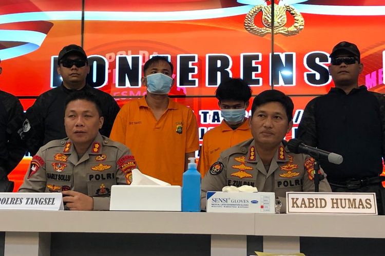 Kapolres Tangerang Selatan AKBP Sharly Sollu bersama Kabid Humas Polda Metro Kombes Endra Zulpan dalam konferensi pers kasus kasus Pembunuhan berencana di Legok, Tangerang, Kamis (2/6/2022). 