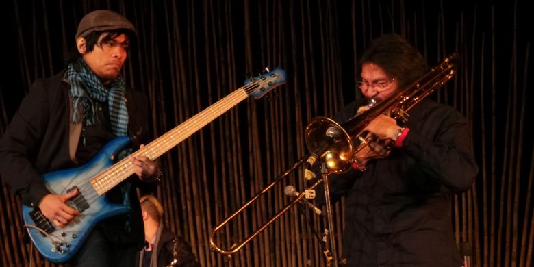 Pemain bas Barry Likumahuwa tampil bersama ayahnya, pemusik jazz kawakan Benny Likumahuwa dalam Jazz Gunung: Indahnya Jazz, Merdunya Gunung, di Java Banana, Bromo, Probolinggo, Jawa Timur, Sabtu (22/6/2013) malam.