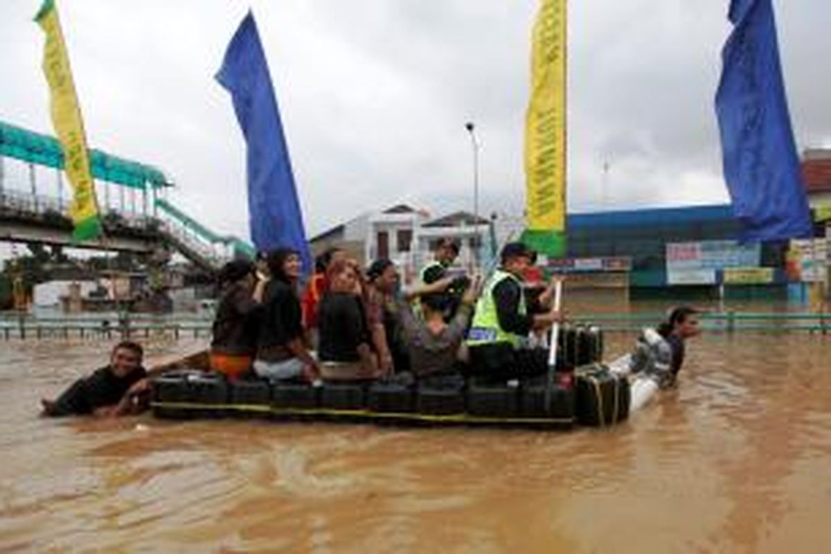 Banjir kembali menutup akses Jalan Abdullah Syafei, Tebet yang menghubungkan Casablanca dan Jatinegara, Jakarta, Sabtu (18/1/2014). Curah hujan yang masih tinggi mengakibatkan debit air Sungai Ciliwung meningkat dan membanjiri pemukiman warga di Bukit Duri dan Kampung Melayu, Jakarta.