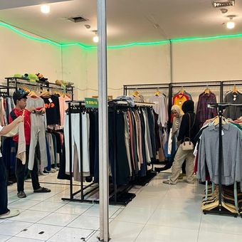 Beberapa masyarakat yang tengah berbelanja di salah satu pusat thrifting di TEC Tunjungan, Surabaya, Jumat (31/010/2025) 