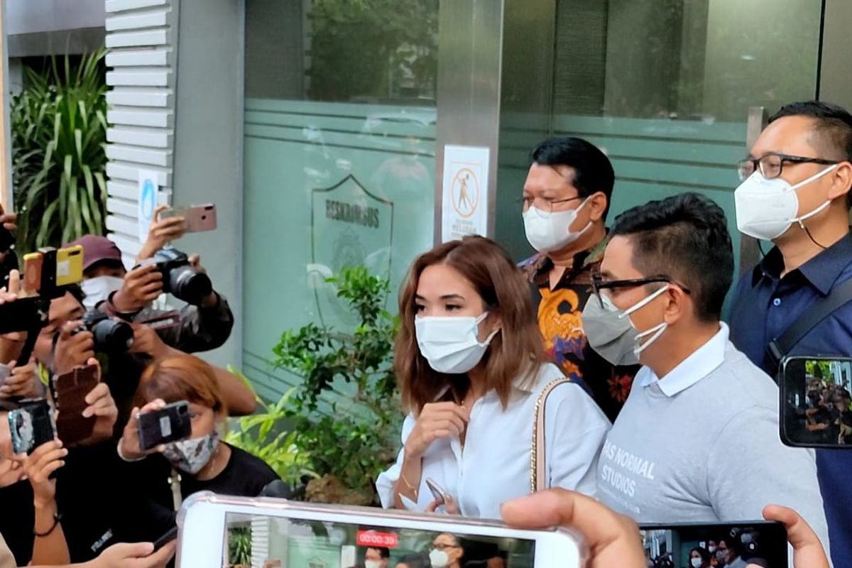 Gisella Anastasia baru saja menyelesaikan proses pemeriksaan terkait kasus video syur diduga dirinya di Polda Metro Jaya, Selasa (17/11/2020).