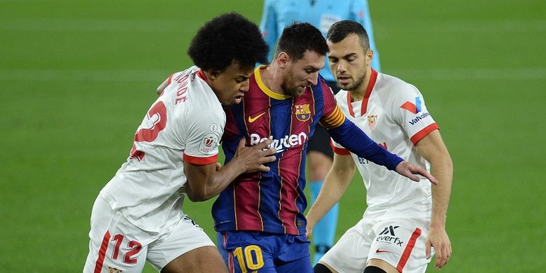 Megabintang Barcelona, Lionel Messi, berduel dengan bek Sevilla, Jules Kounde, pada leg pertama semifinal Copa del Rey yang berlangsung di Stadion Ramon Sanzhez Pizjuan, Kamis (11/2/2021) dini hari WIB.