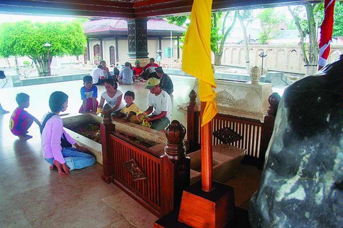 Sejumlah pengunjung  mengunjungi  Makam Bung Karno di Kota Blitar, Jawa Timur, Jumat (16/3). Makam Bung Karno merupakan magnet industri pariwisata, khususnya wisata sejarah. Makam ini tidak pernah sepi dari wisatawan, baik  lokal maupun mancanegara.