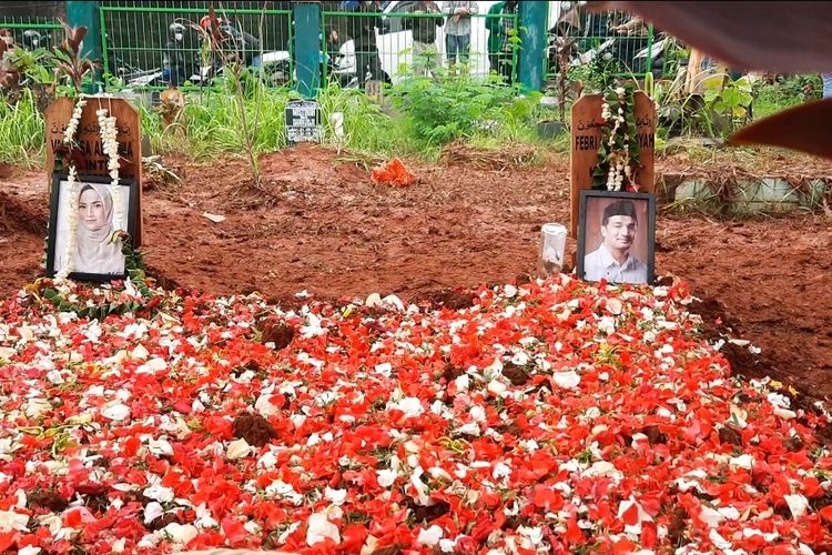 Vanessa Angel dan Bibi Andriansyah dimakamkan berdampingan di Taman Pemakaman Malaka, Ulujami, Jakarta Selatan, Jumat (5/11/2021)