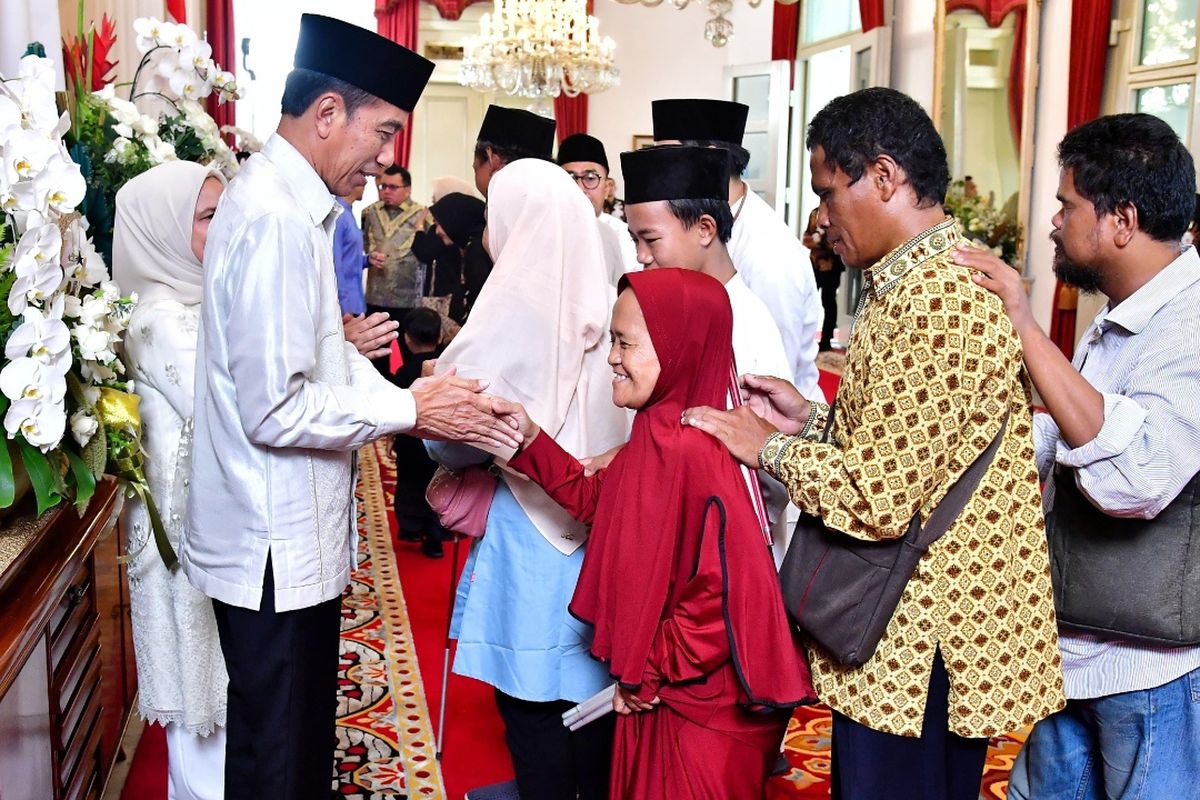 Presiden Joko Widodo dan Ibu Iriana Joko Widodo saat menyapa warga penyandang disabilitas di acara open house Idul Fitri yang digelar di Istana Negara, Jakarta, Rabu (10/4/2024).