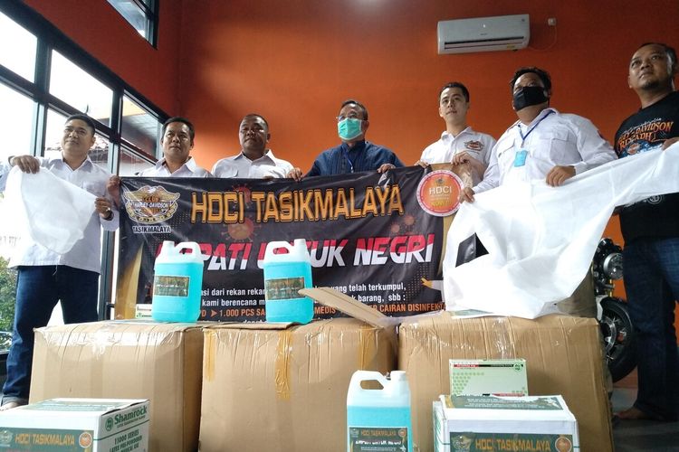 Komunitas Motor Harley Davidson Tasikmalaya terus membagi-bagikan alat pelindung diri (APD) gratis ke berbagai instansti yang selama ini bagian garda terdepan memerangi virus corona, Senin (13/4/2020).