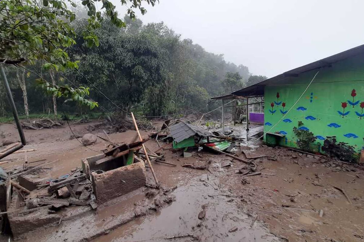 Bencana banjir bandang terjadi di Puncak Bogor Jawa Barat, Selasa (19/1/2021).