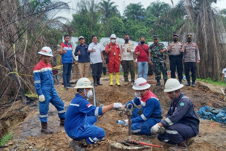 Pemerintah Kabupaten Aceh Timur dan Pertamina EP (PEP) Rantau Field menutup satu sumur minyak illegal di Desa Mata Ie, Kecamatan Ranto Peuereulak, Kabupaten Aceh Timur, Provinsi Aceh, Rabu (11/05/2022).