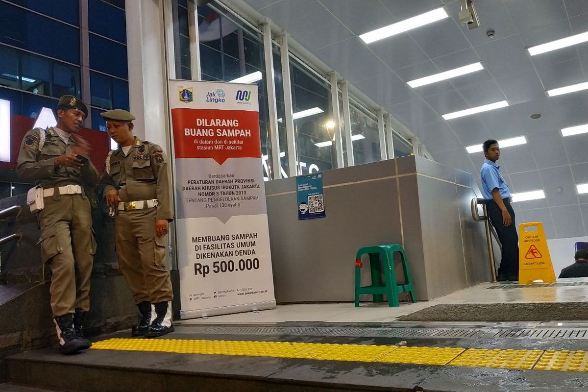 Banner sosialisasi denda bagi warga yang kedapatan membuang sampah sembarangan di stasiun MRT.