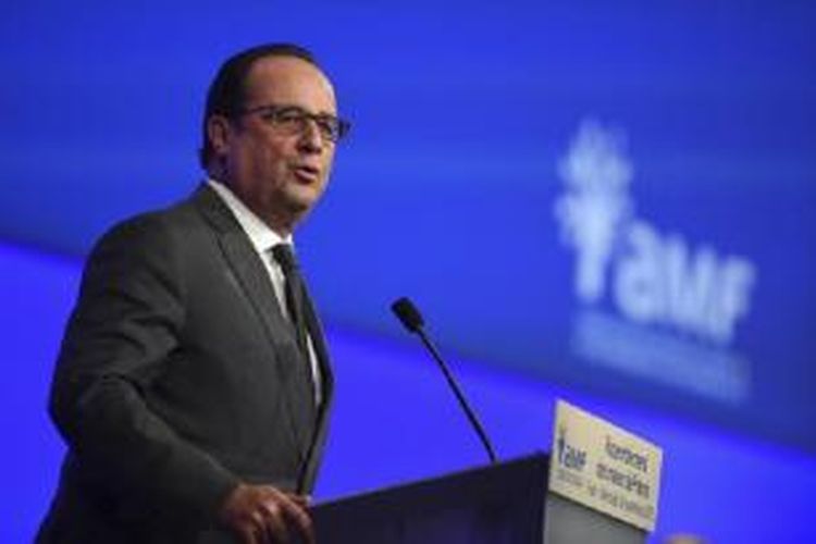 Presiden Perancis Francois Hollande berbicara di depan Asosiasi Walikota Perancis, Rabu (18/11) 