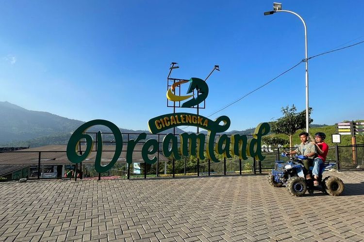 Beberapa spot foto bernuansa Islami terdapat di obyek wisata Cicalengka Dreamland, Kabupaten Bandung, Jawa Barat, pada Rabu (19/7/2023)