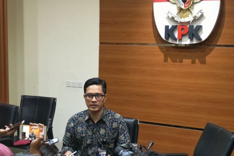 Juru Bicara Komisi Pemberantasan Korupsi (KPK) Febri Diansyah saat memberikan keterangan pers di gedung KPK, Kuningan, Jakarta Selatan, Minggu (4/2/2018). 