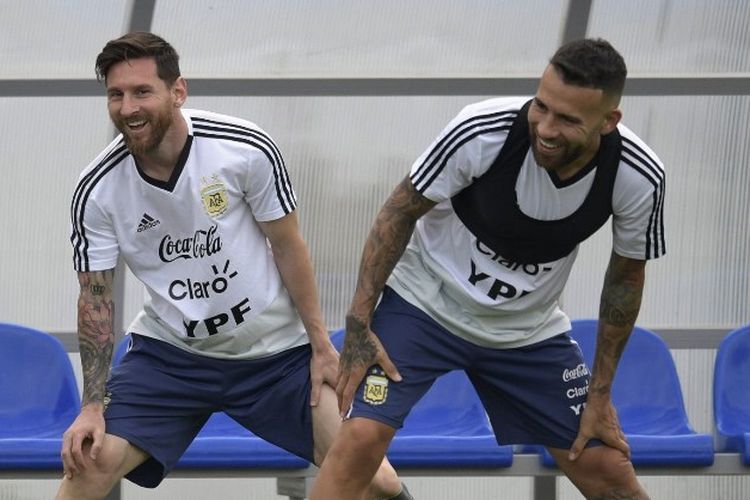 Lionel Messi dan Nicolas Otamendi (kanan) pada sesi latihan timnas Argentina di Piala Dunia 2018. Terkini, kedua pemain tersebut berpeluang kembali memperkuat timnas Argentina di Piala Dunia 2022.