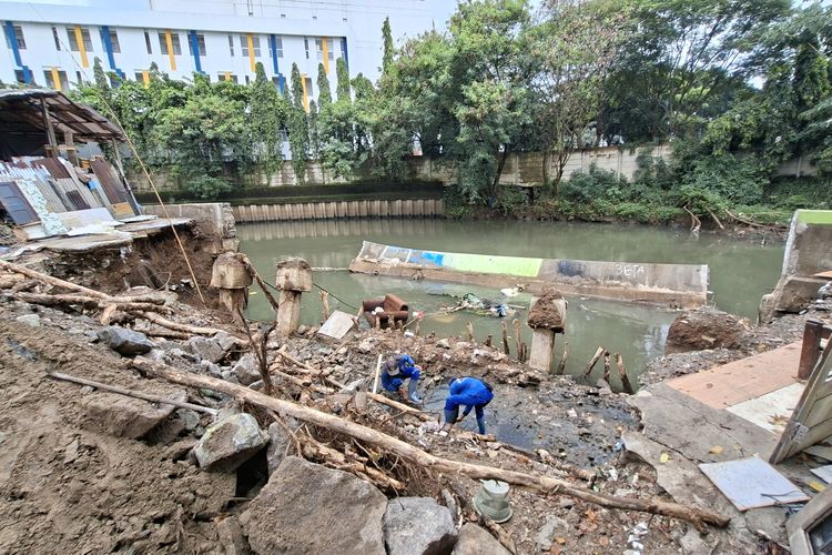 Tanggul Kali Angke Ambruk Diduga Akibat Erosi dan Bangunan Liar